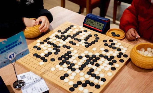 BETWAY必威官网 黑白对弈 AI同行 萧山围棋校际联赛下出未来新棋局